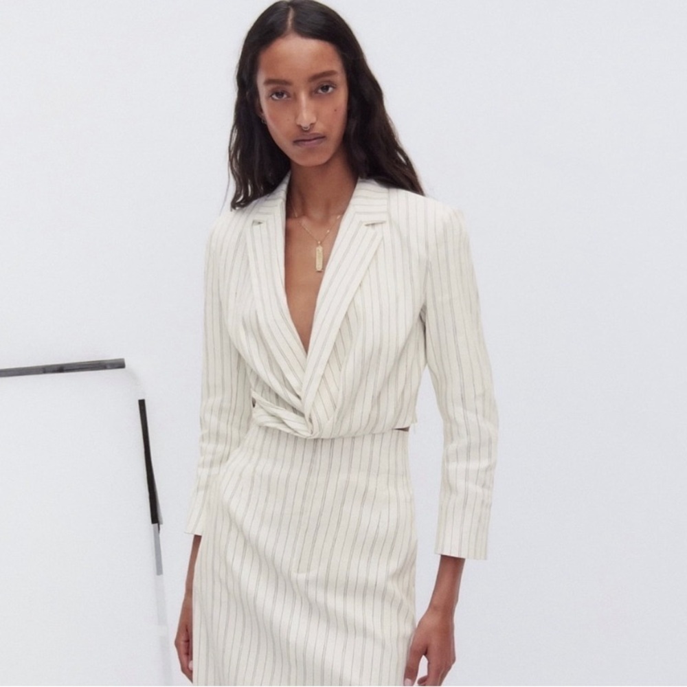 🆕ZARA White pinstriped cropped blazer Xs